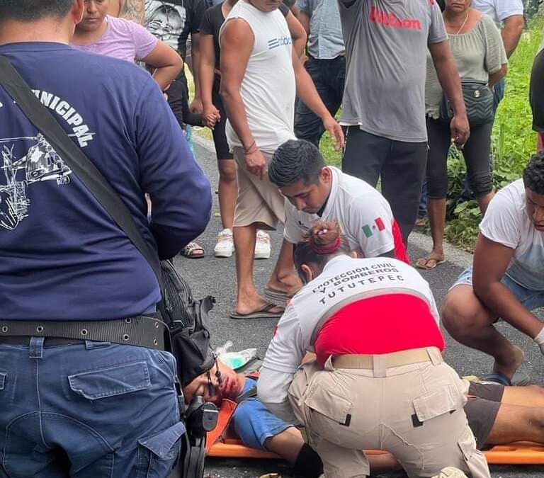 MOTOCICLISTA CHOCA CONTRA UNA URBAN EN EL FAISÁN TUTUTEPEC.