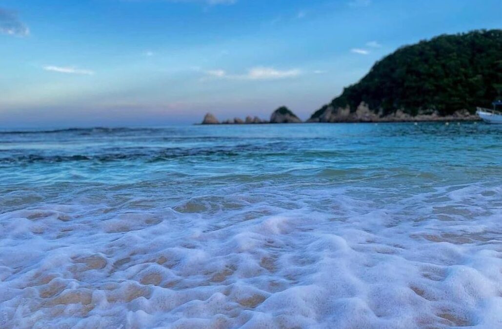 CONOCE LA BELLÍSIMA PLAYA DE RISCALILLO Y LA TRAYECTORIA DE FERNANDO DÍAZ ROSALES