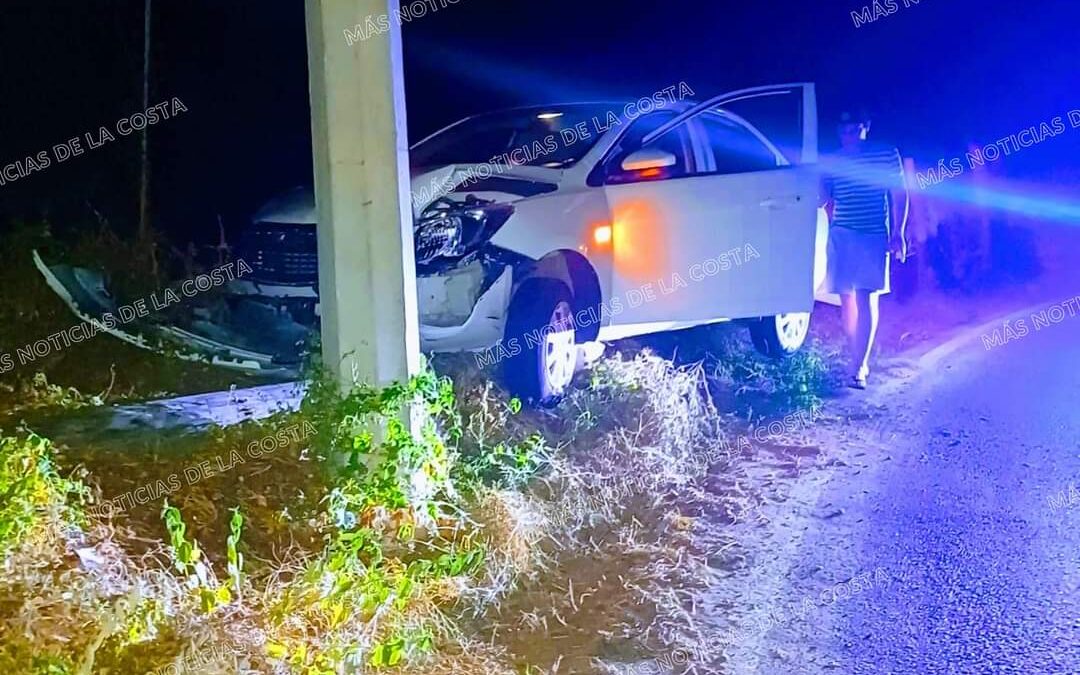 Choca coche contra un poste sobre la carretera Puerto Ángel-San Antonio