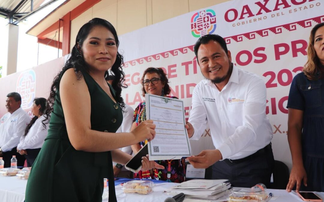Continúa IEEPO con entrega de títulos profesionales a egresados de Escuelas Normales de Oaxaca