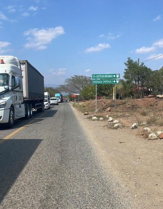 BLOQUEO CARRETERO EN LA 200 TRAMO HUATULCO A SALINA CRUZ