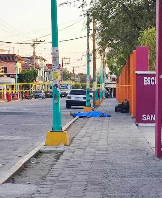 Huatulco Ejecutan a balazos a exsindico; vendía plátanos frente a la Escuela Técnica número 61