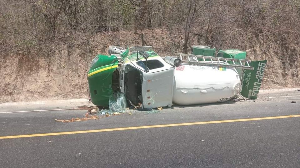 Pipa de gas se volcó en la #super carretera Puerto-Escondido
