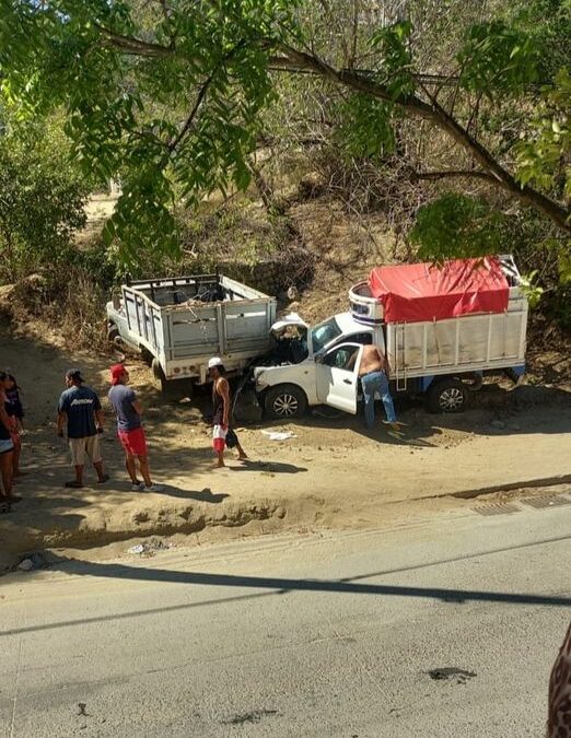 Chófer choca contra otro vehículo parado en Huatulco