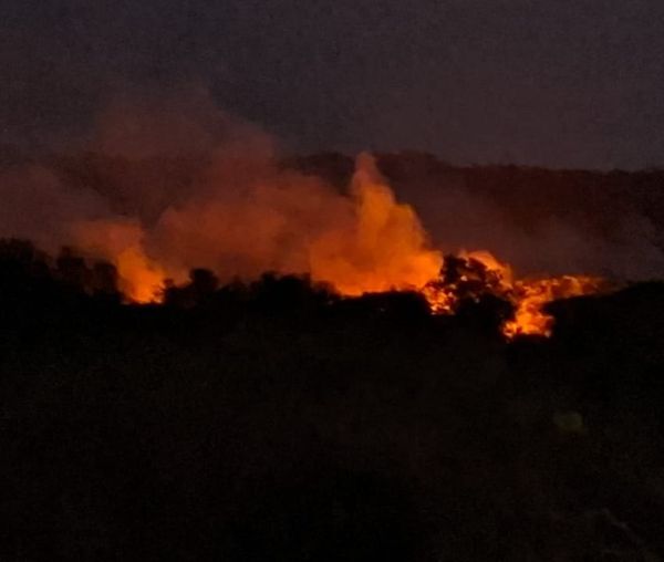 Reportan fuerte incendio en la comunidad de Bajos de Arenal