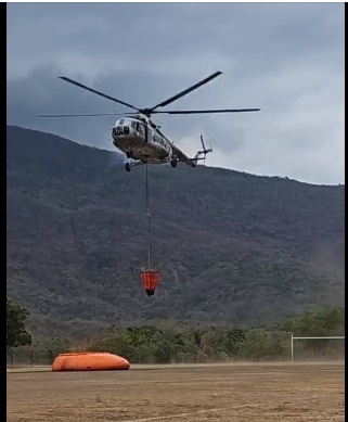 Llegan la ayuda area con un Helicoptero MI de la fuerza Area a Huatulco