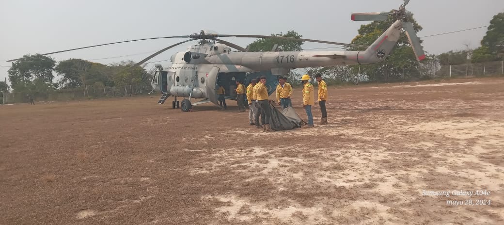 Refuerzan con helicóptero combate a complejo de incendios en zona de Los Chimalapas