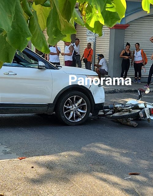Choque de motocicleta contra camioneta en Huatulco