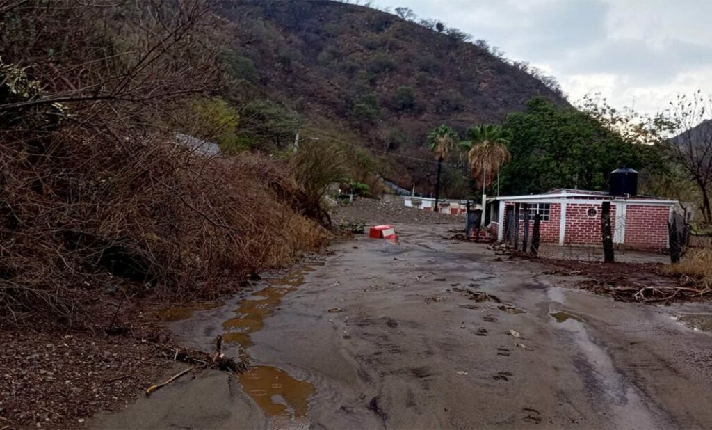 Fallecen tres personas en zona de derrumbe en San Francisco Telixtlahuaca