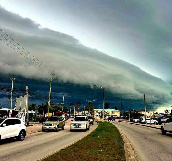 FENÓMENO EN LAS NUBES CAUSA PÁNICO EN CHETUMAL