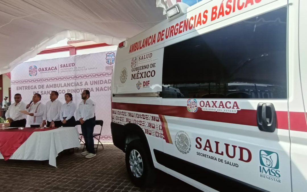Entregan ambulancias en beneficio de la población de  Santiago Pinotepa Nacional