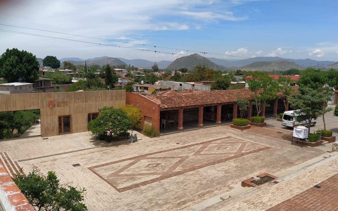 Teotitlán del Valle, un importante pueblo de los Valles Centrales de Oaxaca y el Artista Internacional Carlos Fuentes García.