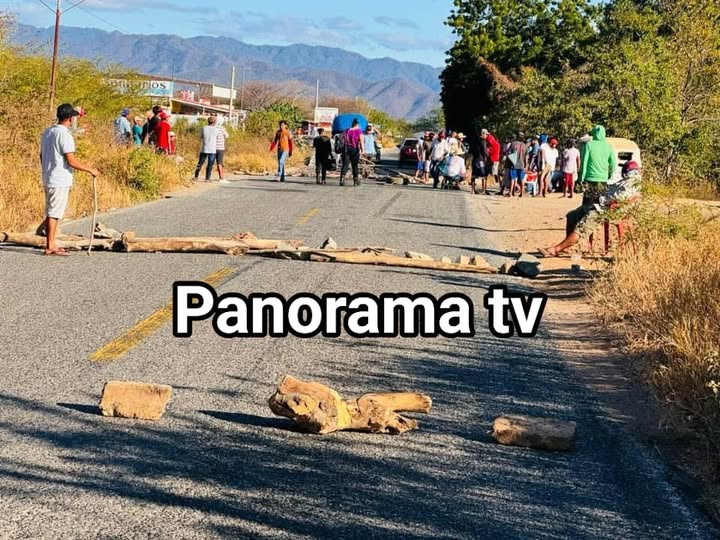 Bloqueo en carretera federal 200 tramo Salina-Huatulco