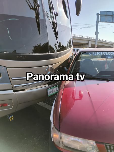 Chofer de autobuse choca con taxi en Huatulco