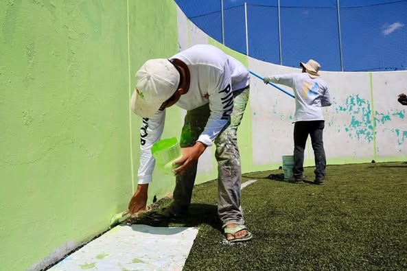 Renovamos la imagen de la cancha de fútbol rápido de la Cabecera Municipal con rehabilitación de pintura ⚽