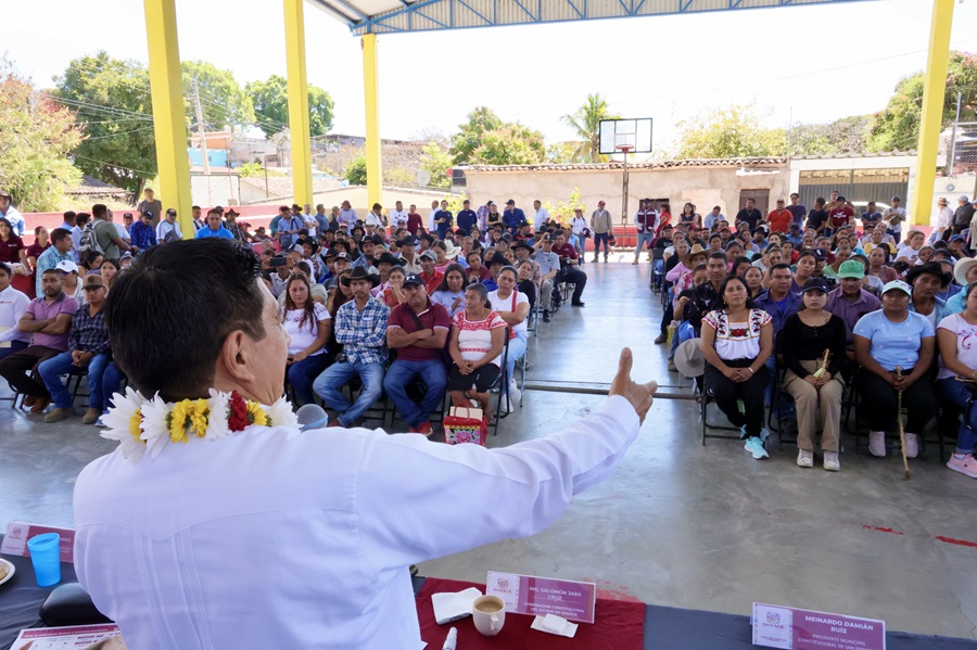 Refrenda Salomón Jara compromiso con la pavimentación de caminos en la Sierra Sur