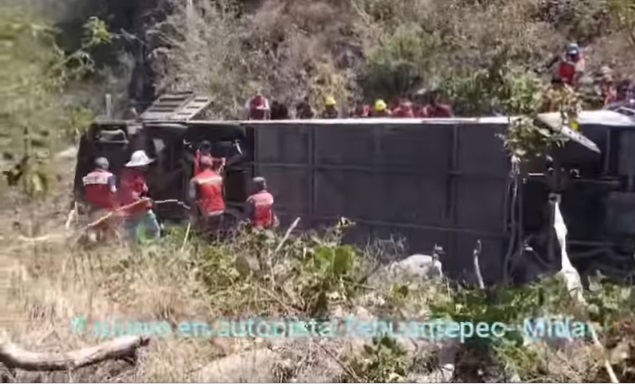 Un autobús de pasajeros al parecer de la línea Fletes sufrió un accidente sobre la carretera Mitla-Istmo a la altura de la población de Santo Domingo Narro.