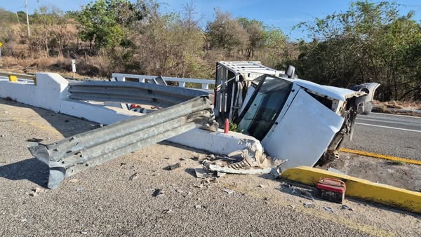 Atiende Protección Civil accidente en carretera federal 200 a la altura de El Tomatal