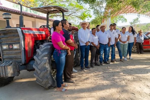 Entregamos un tractor funcional a los agricultores de Bajos del #Arenal: Julio Cárdenas