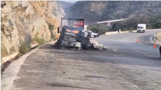 Camión se quema en carretera kmt 70