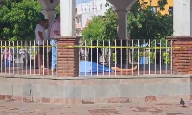 Persona sin vida en el parque de Huatulco