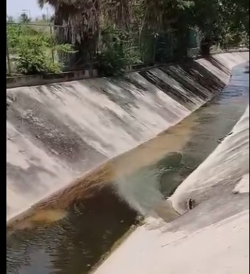 Denuncia que tiran aguas negras al canal pluvial en Huatulco