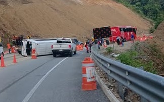 Difunden lista de personas lesionadas tras volcadura de Urvan en la autopista Oaxaca–Puerto Escondido;