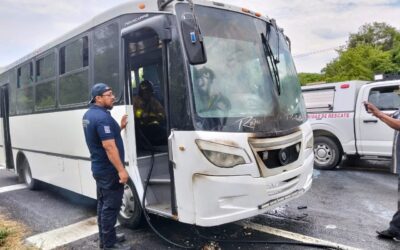 Bomberos de #Huatulco llega al incendio de transporte público de #Pochutla
