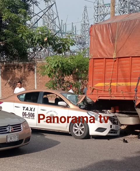 Taxista choca contra camión estacionado en Huatulco
