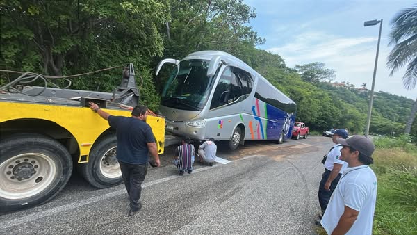 Multa y resguardo de camión tras derrame de aceite en vialidad hacia Playa de #LaEntrega