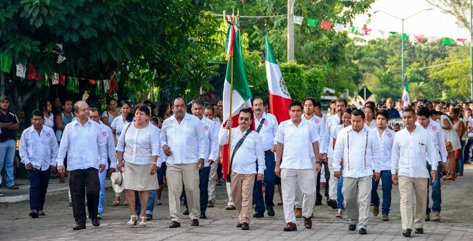 Encabeza Darío Pacheco desfile del Día de la Independencia de México en Santa María Huatulco