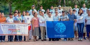 Encabeza Edil de Huatulco magna limpieza en playas La Entrega y Santa Cruz