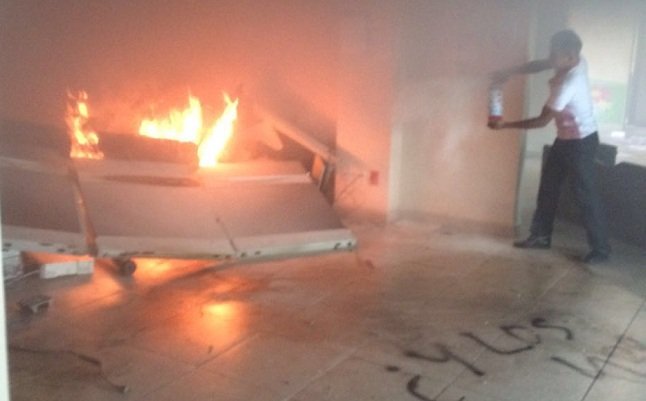 Normalistas Irrumpieron en  Palacio de Justicia en Iguala