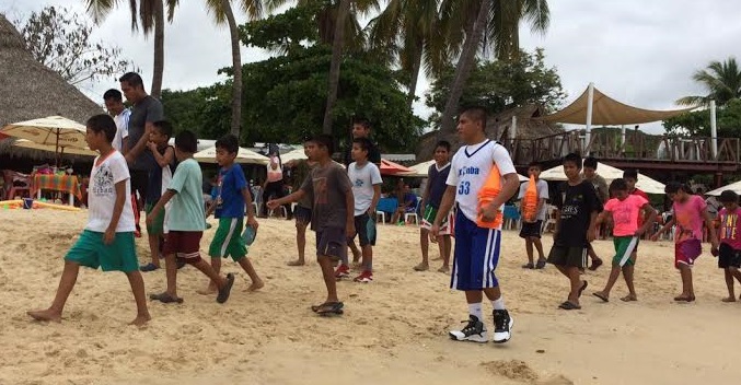 Huatulco adopta al equipo de basquetbol de la zona triqui