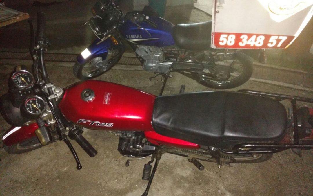 Policía municipal persigue a presunto ladrones en Huatulco‏
