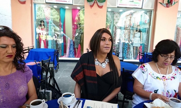 Primera persona transexual en Oaxaca obtiene título profesional