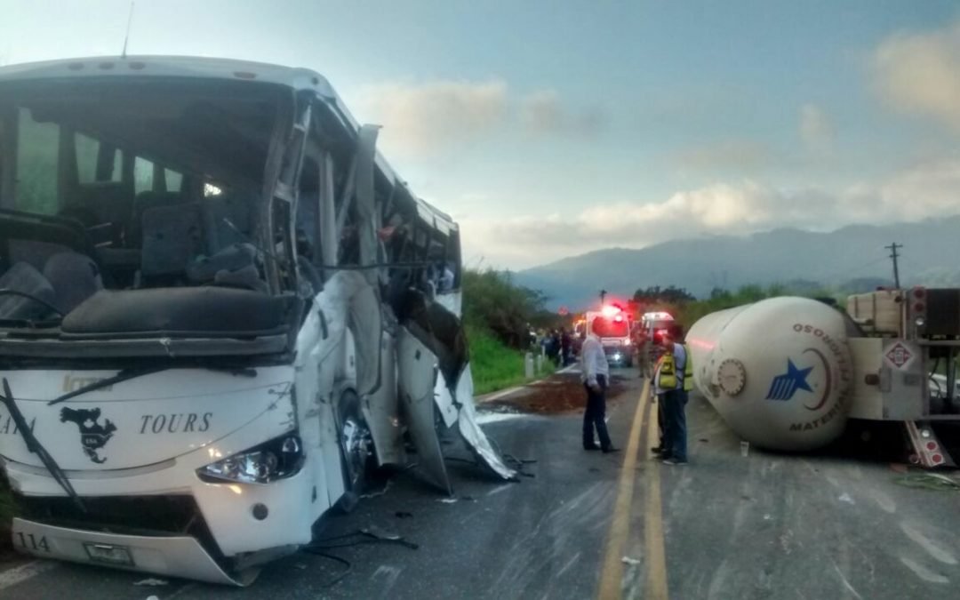 10 muertos y 14 heridos en choque de autobús en Nayarit