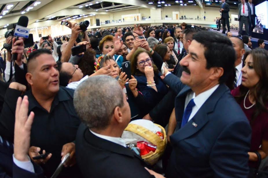 Chihuahua: Aplauden de pie la promesa de Javier Corral