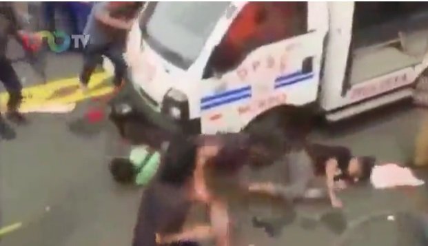 Camioneta policial filipina atropella a manifestantes