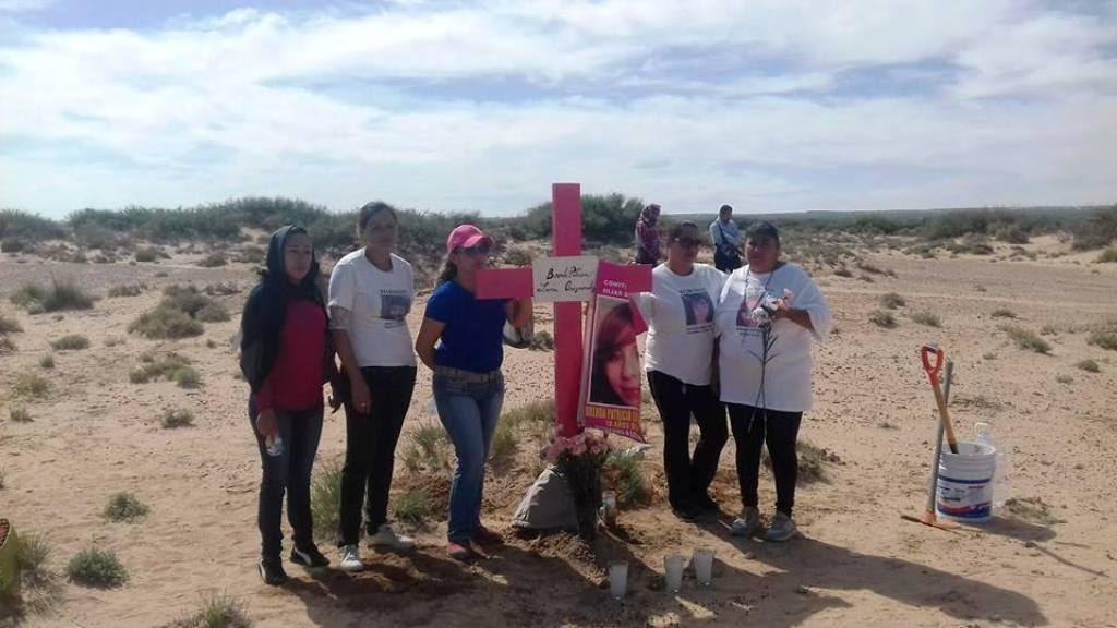 CD JUAREZ CHIH: Colocan cruz por desaparecida y asesinada en el desierto
