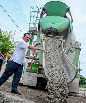 Gestiona Darío Pacheco 1.6 mdp para pavimentación de calle en el Sector I