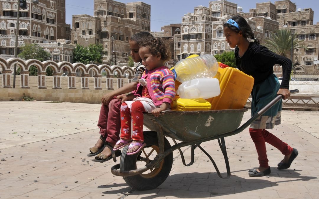 Niñas dedican 160 millones de horas más que los niños a trabajos no remunerados: UNICEF