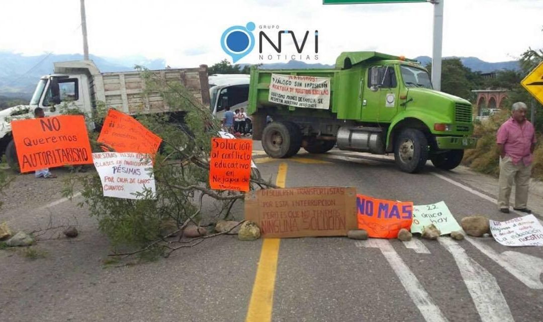 Organiza Eufrosina Cruz bloqueo en carretera federal en favor de CNTE