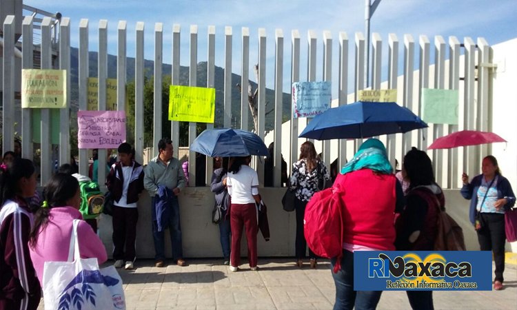 Padres exigen entrega de escuela en manos de la S-59