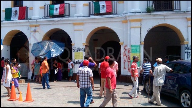 Policías despedidos toman palacio municipal de Juchitán