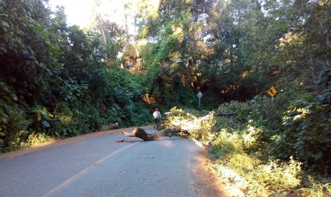 San Miguel Suchixtepec bloquea carretera a Pochutla