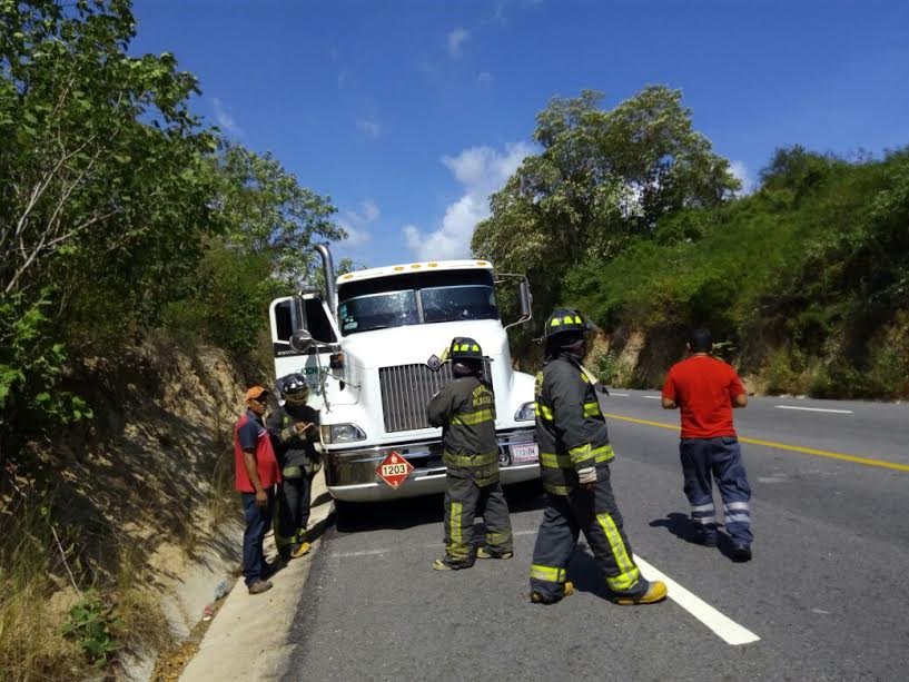 Sufre percance una pipa de gasolina en la carretera 200