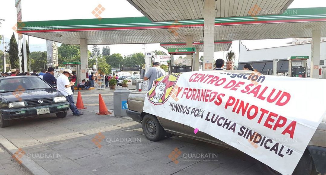Toman trabajadores de salud gasolinera y oficinas de gobierno