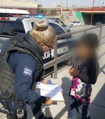 Policías municipales resguardan a niña Guatemalteca en puente internacional del centro