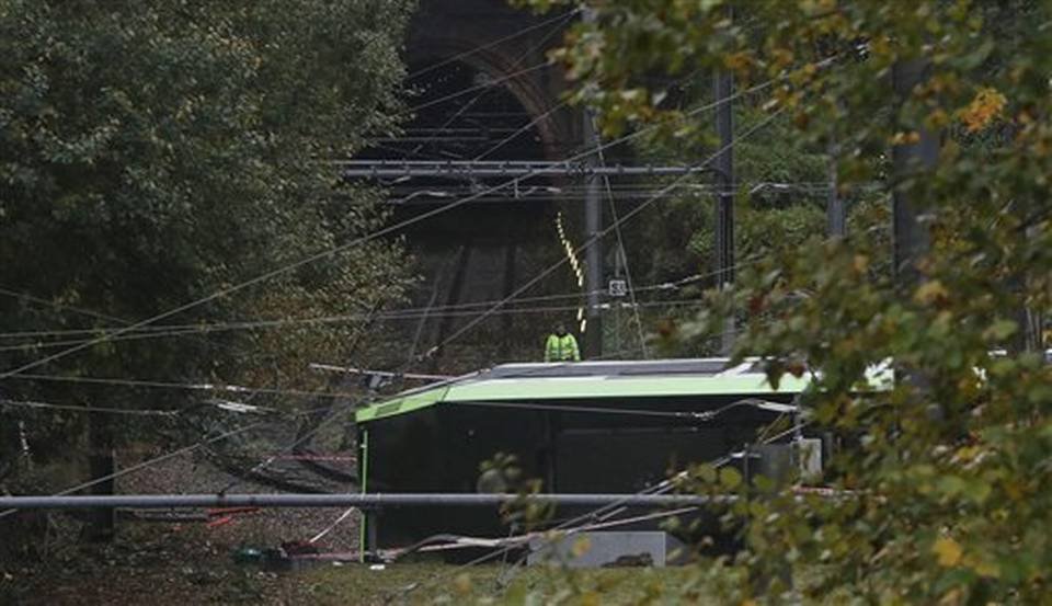 Descarrila tranvía en Londres; mueren 5, hay 50 heridos